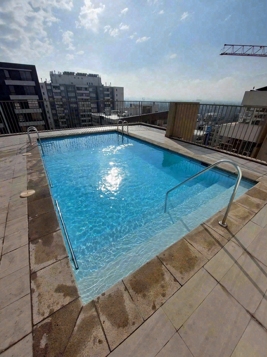 Piscina en terraza de edificio en zona de altura