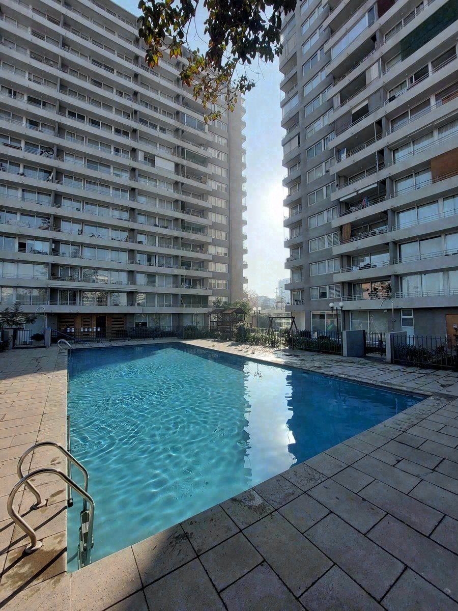 Piscina comunitaria entre dos torres de departamentos