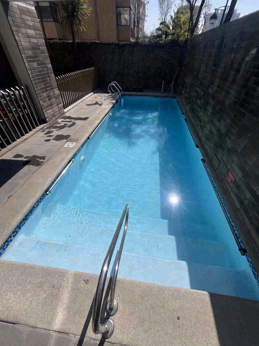 Piscina de largo en edificio para uso de la comunidad