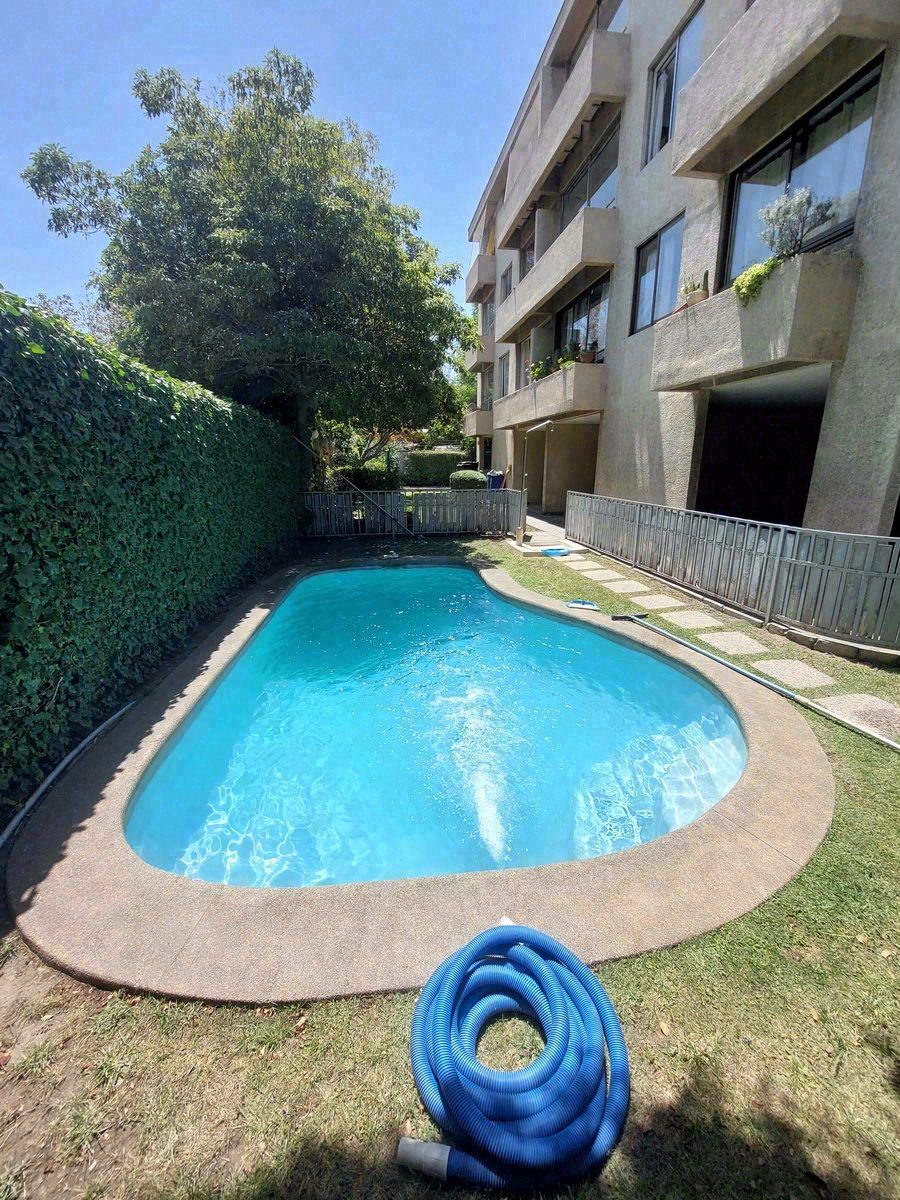 Trabajo de mantención en piscina de condominio con jardín