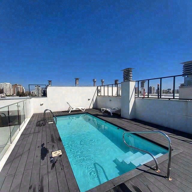 Piscina en azotea con terraza panorámica